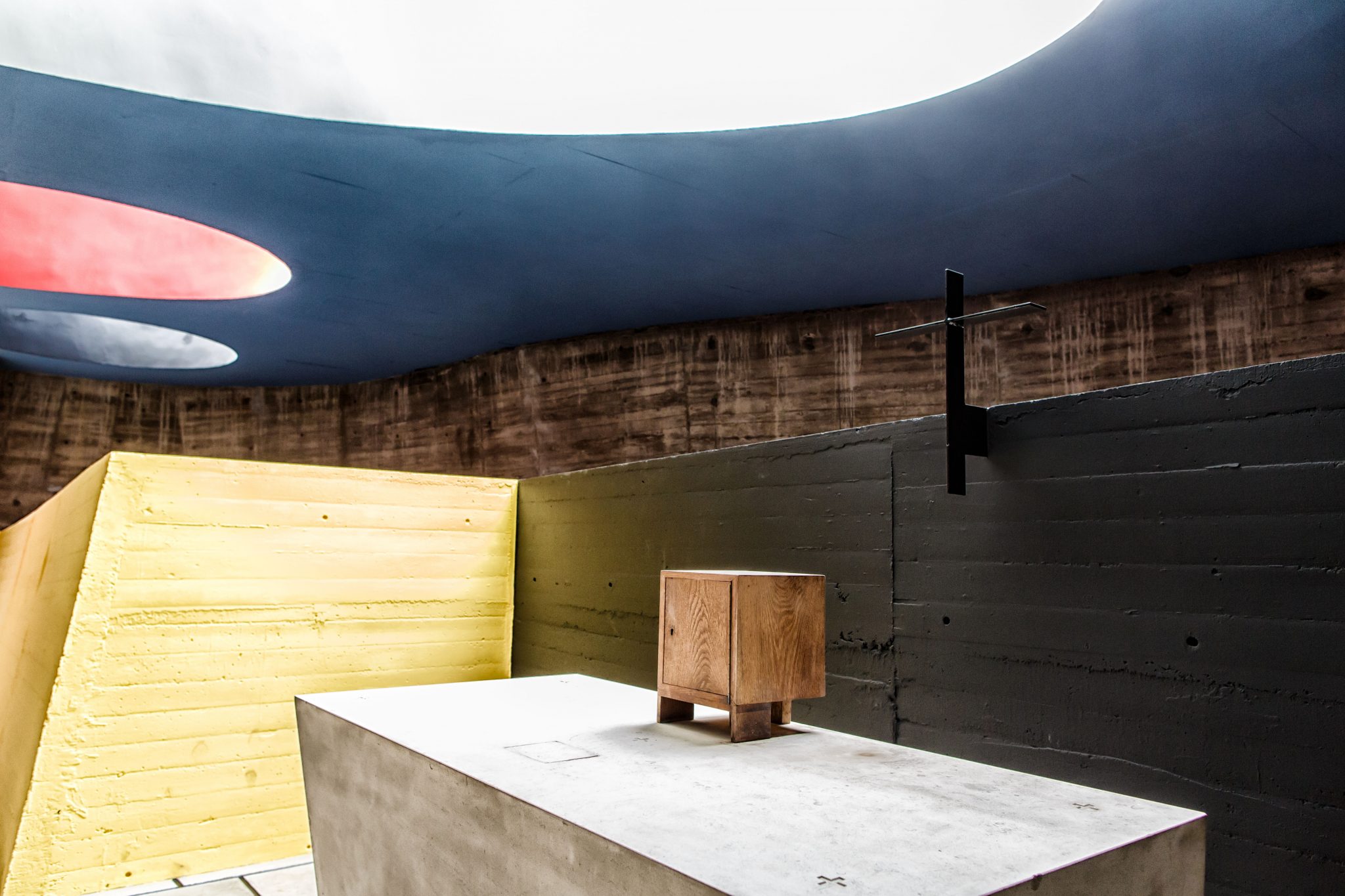 L'oeuvre de l'architecte Le Corbusier comprend quelques bâtiments et projets religieux. Ces créations sont bien plus que simplement fonctionnelles. Une spiritualité jaillie de ces matières brutes, de ces couleurs primaires et de cette lumière initiale.