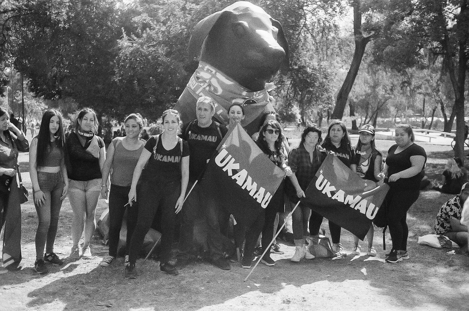 Manifestantes prise en photo devant la mascotte du chier Negro Matapacos