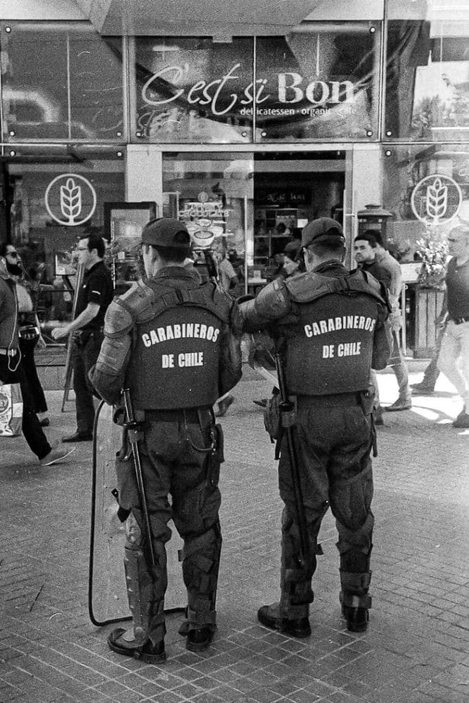 Carabineros devant la boutique "c'est si bon" du Costanera Center à Santiago