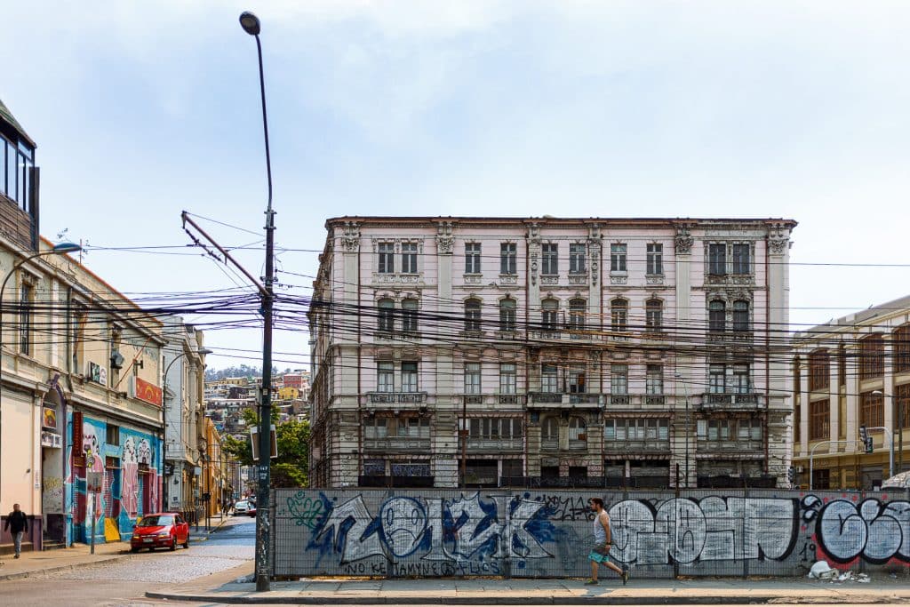 Bâtiment et ses fils électriques