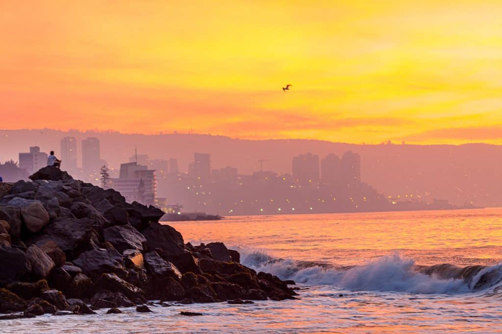 Vue de Valparaiso depuis Viña del Mar au soleil couchant