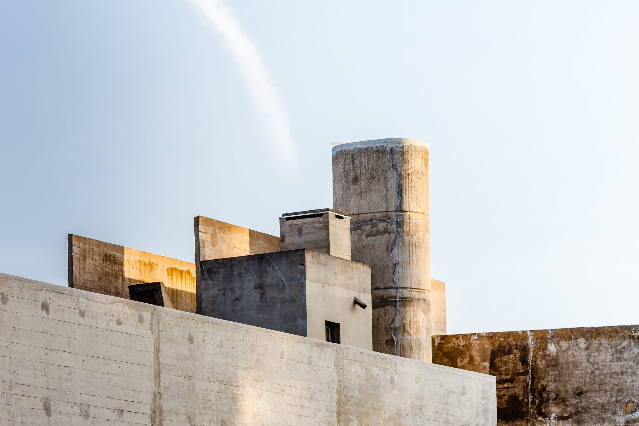 L'oeuvre de l'architecte Le Corbusier comprend quelques bâtiments et projets religieux. Ces créations sont bien plus que simplement fonctionnelles. Une spiritualité jaillie de ces matières brutes, de ces couleurs primaires et de cette lumière initiale.