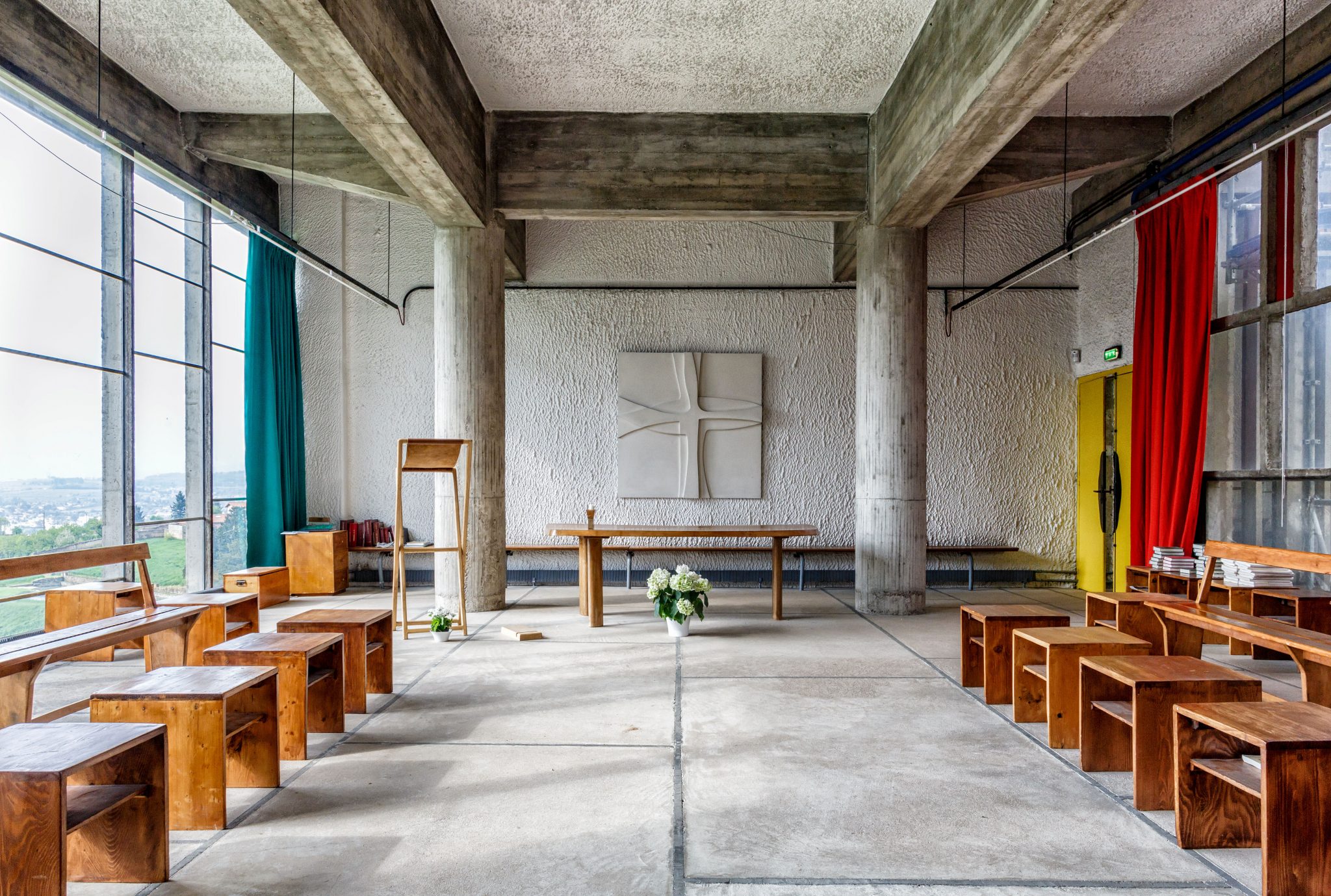 L'oeuvre de l'architecte Le Corbusier comprend quelques bâtiments et projets religieux. Ces créations sont bien plus que simplement fonctionnelles. Une spiritualité jaillie de ces matières brutes, de ces couleurs primaires et de cette lumière initiale.