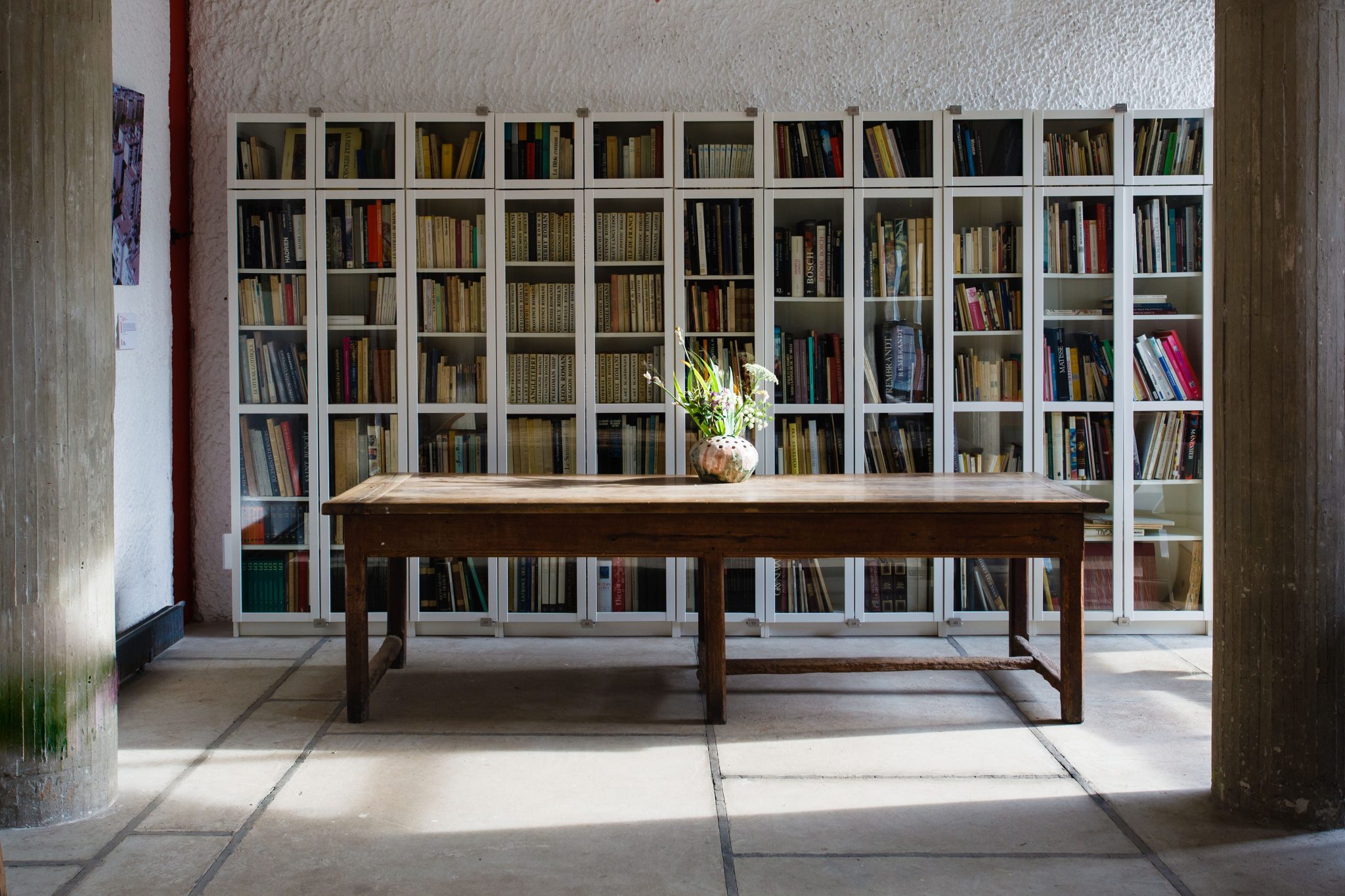 L'oeuvre de l'architecte Le Corbusier comprend quelques bâtiments et projets religieux. Ces créations sont bien plus que simplement fonctionnelles. Une spiritualité jaillie de ces matières brutes, de ces couleurs primaires et de cette lumière initiale.