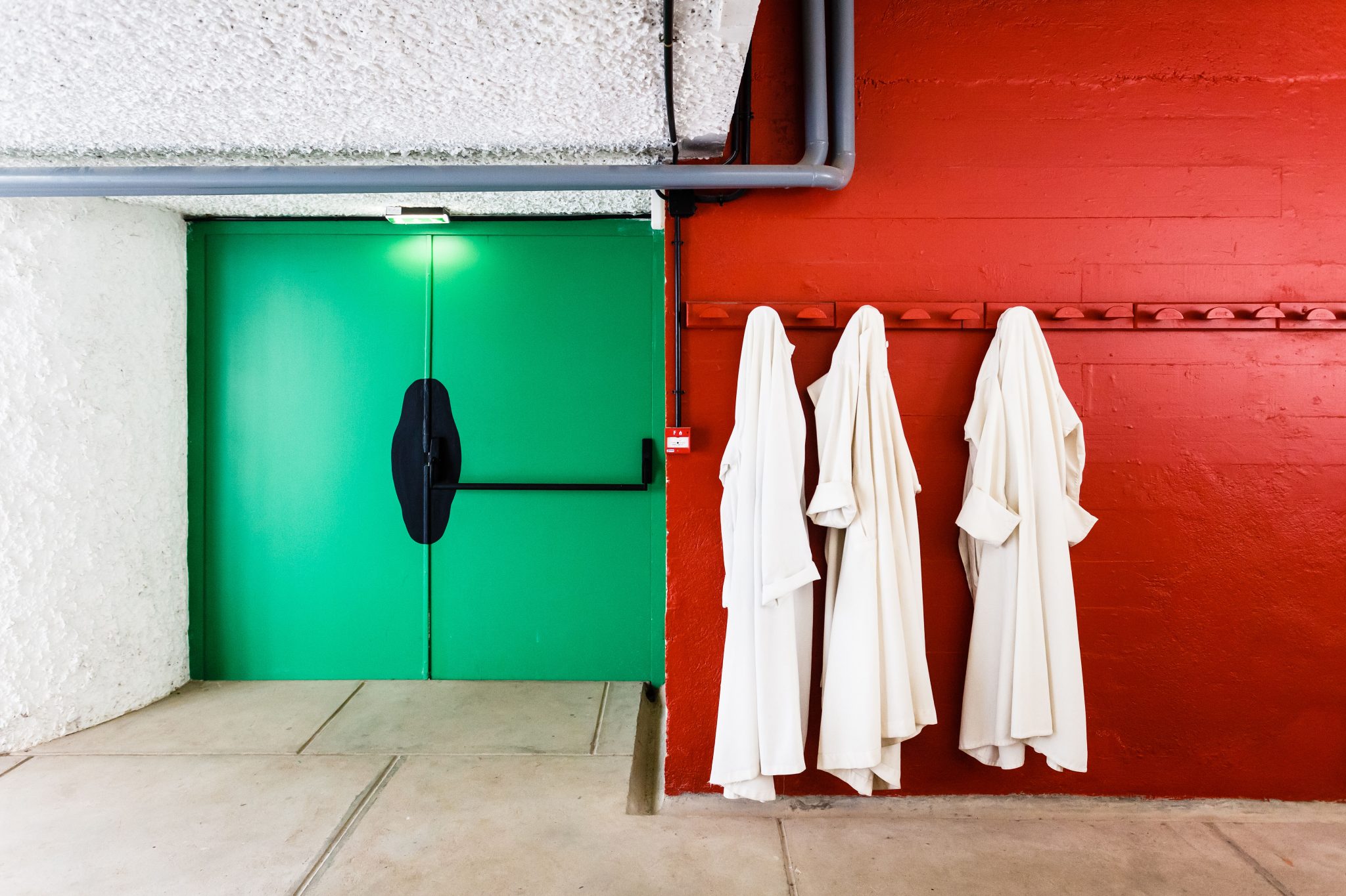 L'oeuvre de l'architecte Le Corbusier comprend quelques bâtiments et projets religieux. Ces créations sont bien plus que simplement fonctionnelles. Une spiritualité jaillie de ces matières brutes, de ces couleurs primaires et de cette lumière initiale.