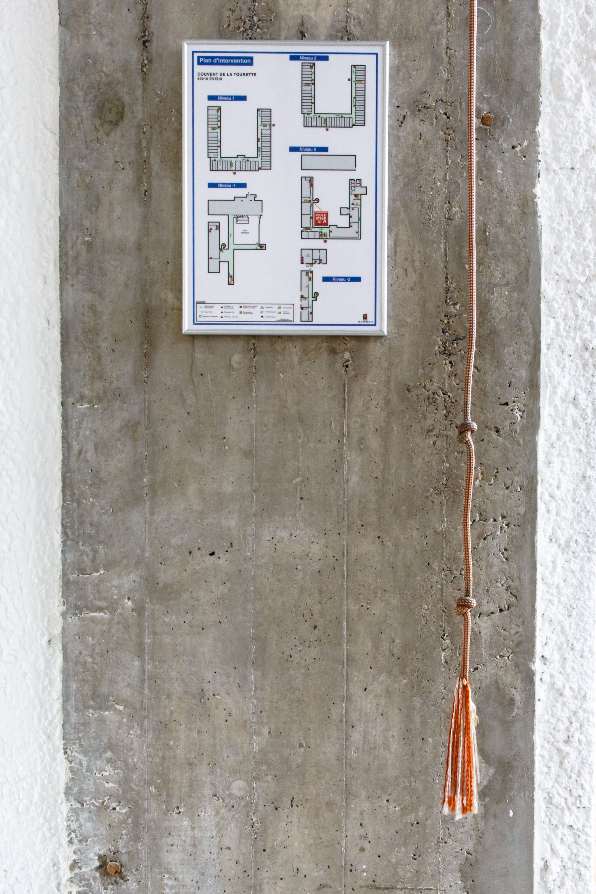 L'oeuvre de l'architecte Le Corbusier comprend quelques bâtiments et projets religieux. Ces créations sont bien plus que simplement fonctionnelles. Une spiritualité jaillie de ces matières brutes, de ces couleurs primaires et de cette lumière initiale.