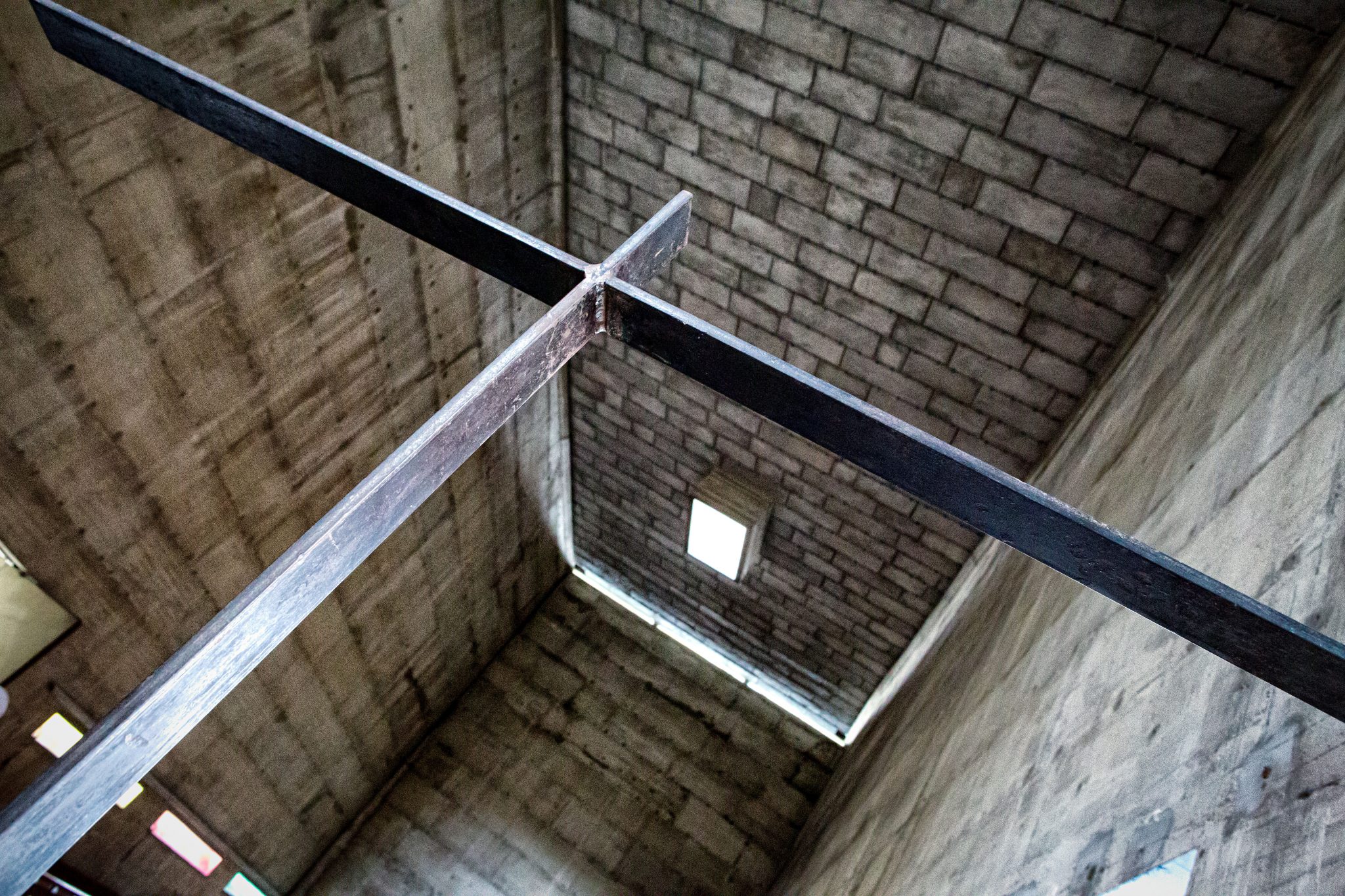 L'oeuvre de l'architecte Le Corbusier comprend quelques bâtiments et projets religieux. Ces créations sont bien plus que simplement fonctionnelles. Une spiritualité jaillie de ces matières brutes, de ces couleurs primaires et de cette lumière initiale.