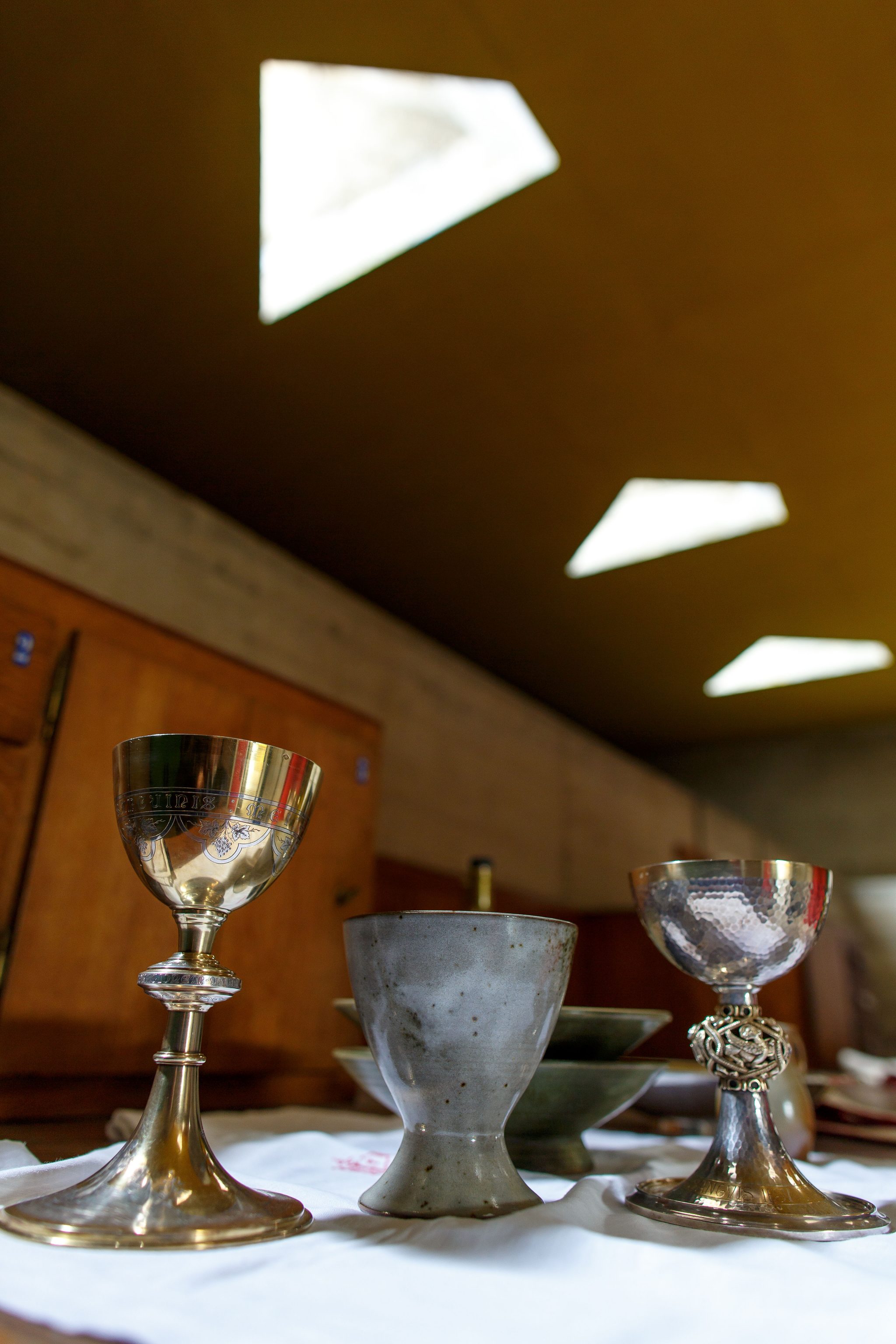 L'oeuvre de l'architecte Le Corbusier comprend quelques bâtiments et projets religieux. Ces créations sont bien plus que simplement fonctionnelles. Une spiritualité jaillie de ces matières brutes, de ces couleurs primaires et de cette lumière initiale.