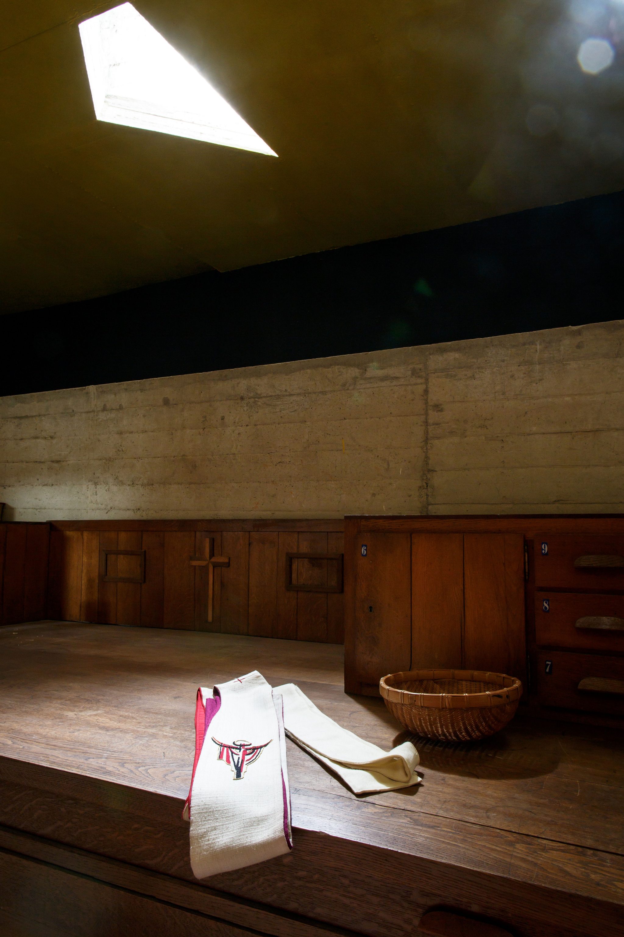 L'oeuvre de l'architecte Le Corbusier comprend quelques bâtiments et projets religieux. Ces créations sont bien plus que simplement fonctionnelles. Une spiritualité jaillie de ces matières brutes, de ces couleurs primaires et de cette lumière initiale.