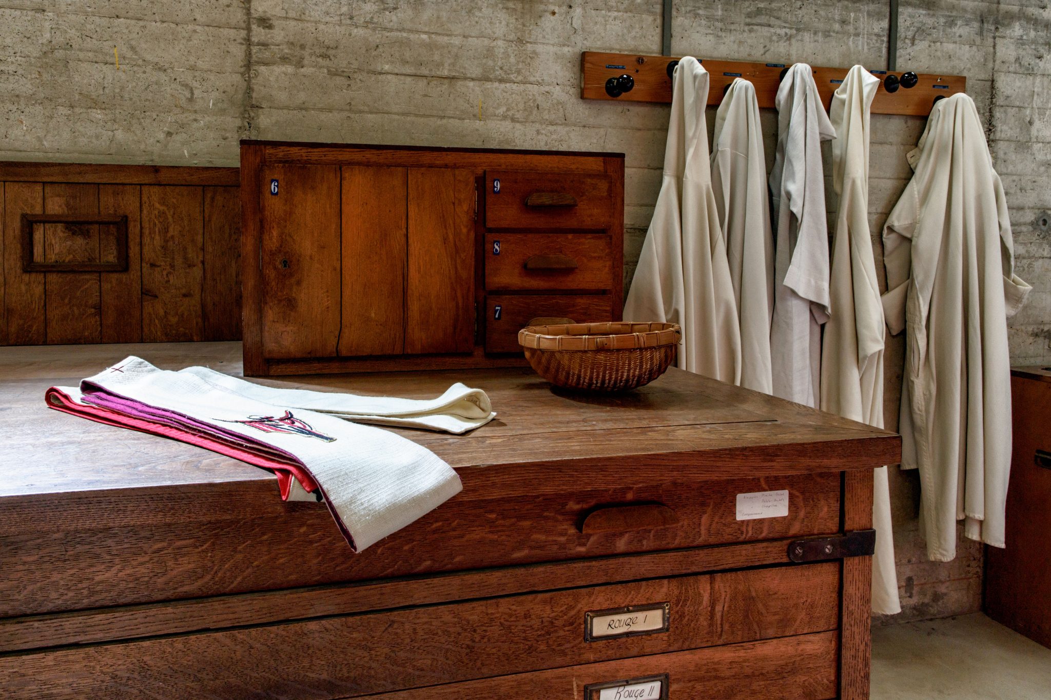 L'oeuvre de l'architecte Le Corbusier comprend quelques bâtiments et projets religieux. Ces créations sont bien plus que simplement fonctionnelles. Une spiritualité jaillie de ces matières brutes, de ces couleurs primaires et de cette lumière initiale.