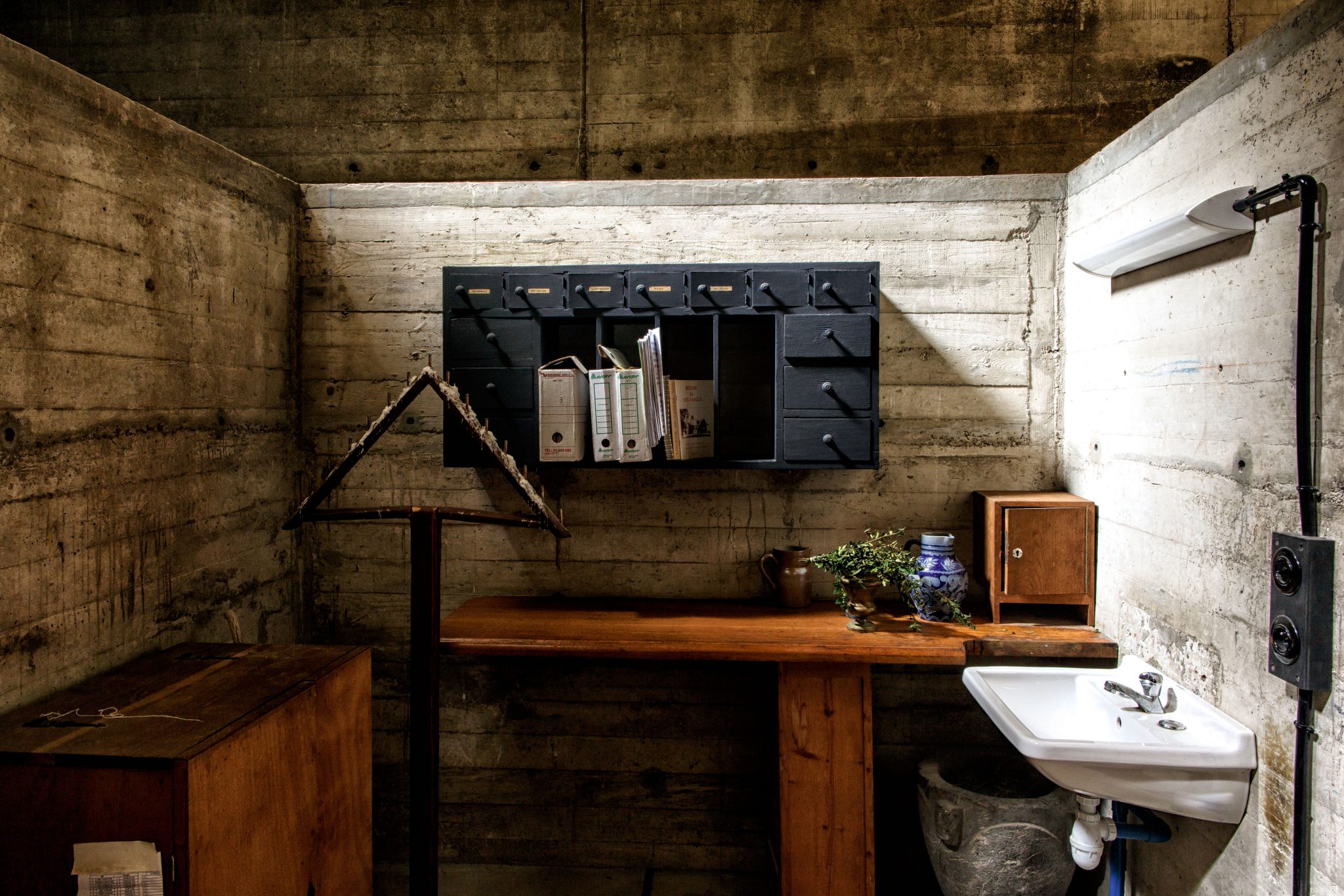 L'oeuvre de l'architecte Le Corbusier comprend quelques bâtiments et projets religieux. Ces créations sont bien plus que simplement fonctionnelles. Une spiritualité jaillie de ces matières brutes, de ces couleurs primaires et de cette lumière initiale.