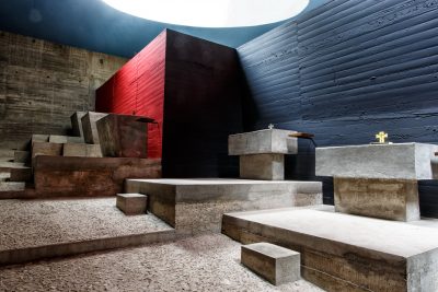 L'oeuvre de l'architecte Le Corbusier comprend quelques bâtiments et projets religieux. Ces créations sont bien plus que simplement fonctionnelles. Une spiritualité jaillie de ces matières brutes, de ces couleurs primaires et de cette lumière initiale.