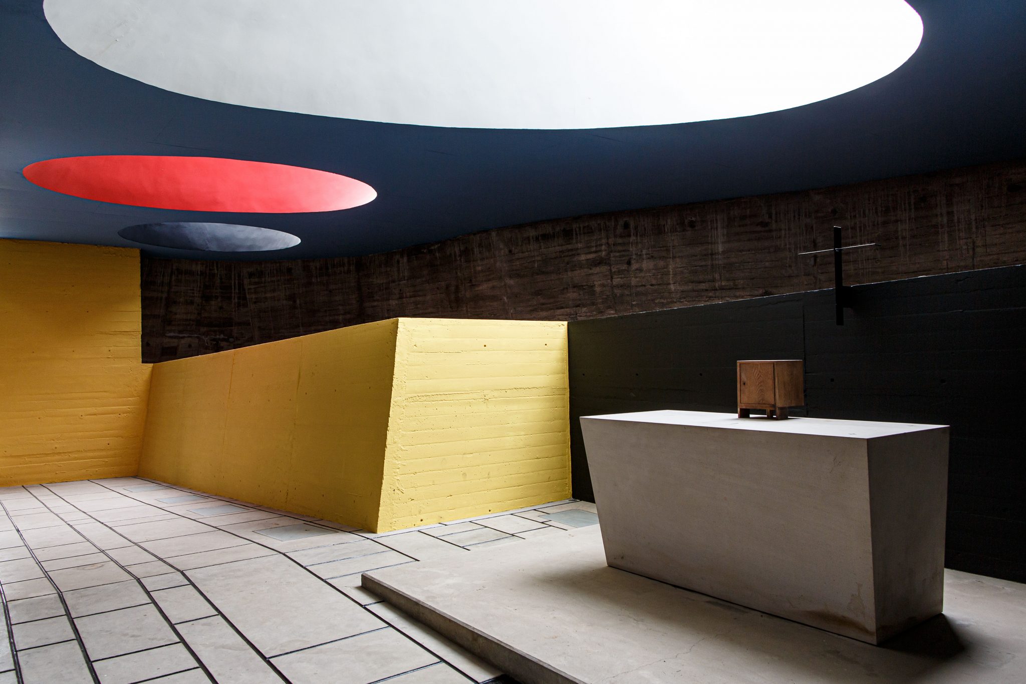 L'oeuvre de l'architecte Le Corbusier comprend quelques bâtiments et projets religieux. Ces créations sont bien plus que simplement fonctionnelles. Une spiritualité jaillie de ces matières brutes, de ces couleurs primaires et de cette lumière initiale.