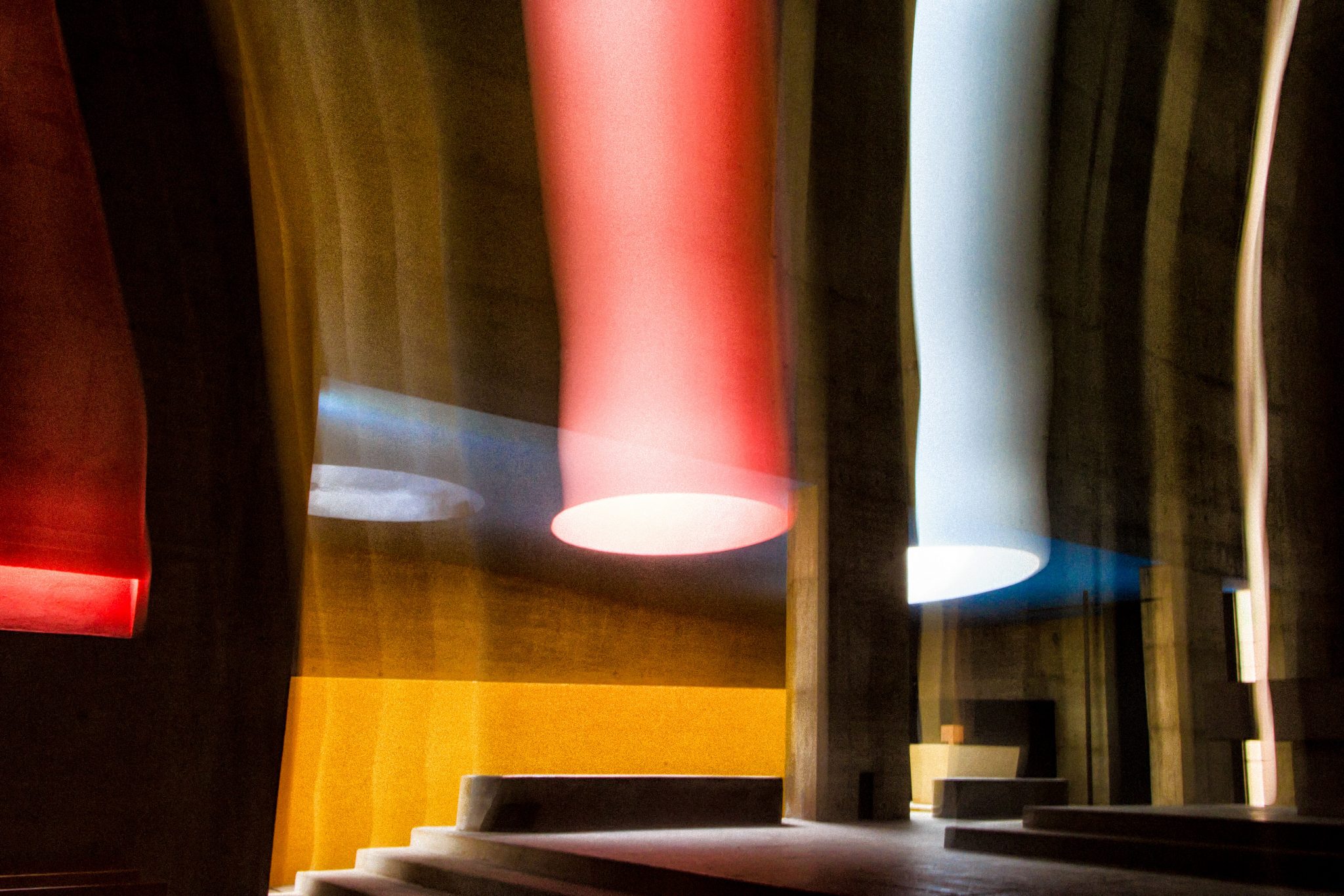 L'oeuvre de l'architecte Le Corbusier comprend quelques bâtiments et projets religieux. Ces créations sont bien plus que simplement fonctionnelles. Une spiritualité jaillie de ces matières brutes, de ces couleurs primaires et de cette lumière initiale.