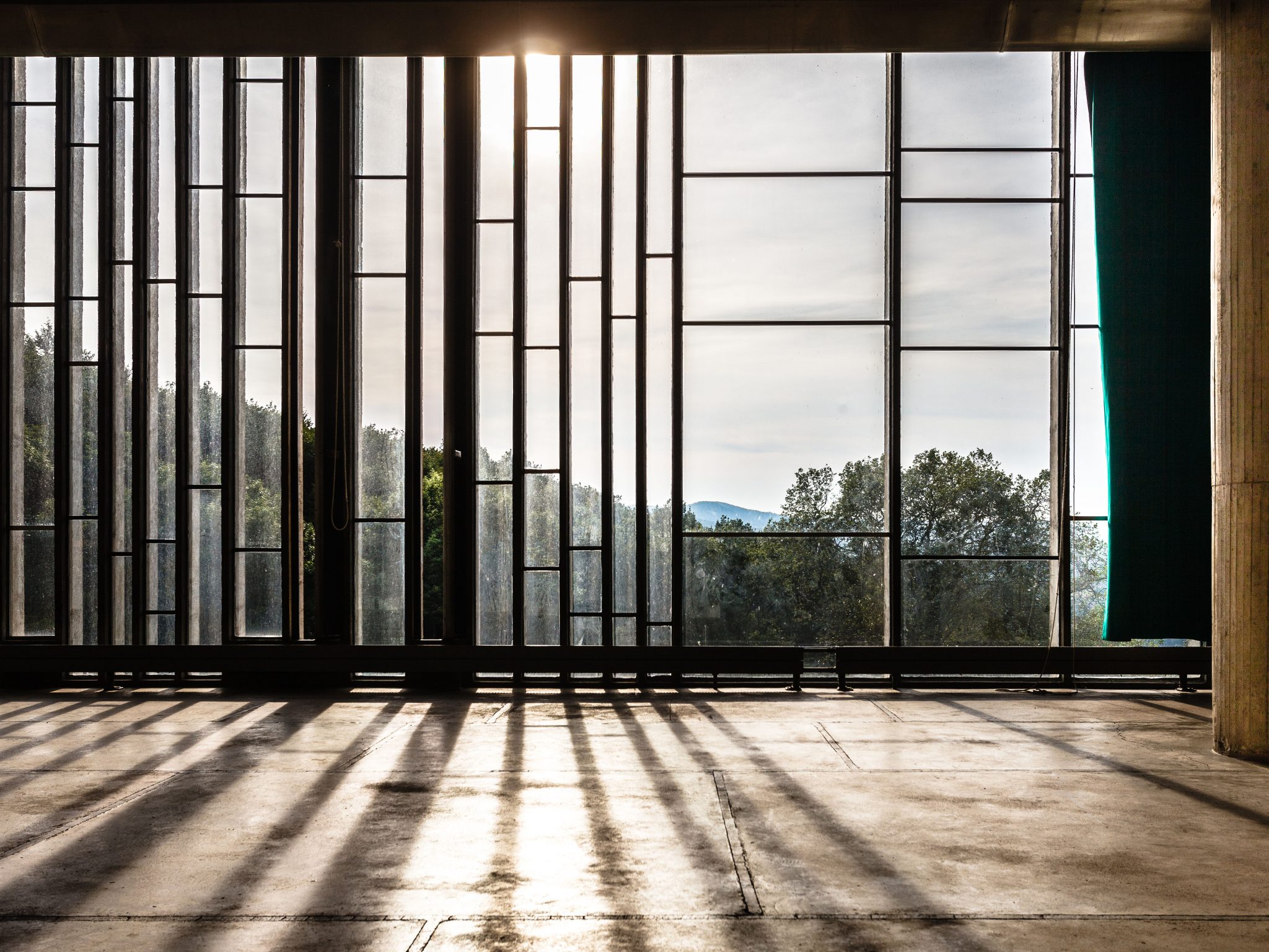 annis Xenakis, compositeur et architecte, s’est particulièrement impliqué dans
la création harmonique des « pans de verre ondulatoires », vitrages verticaux sertis dans des panneaux géométriques (en claustra) de béton