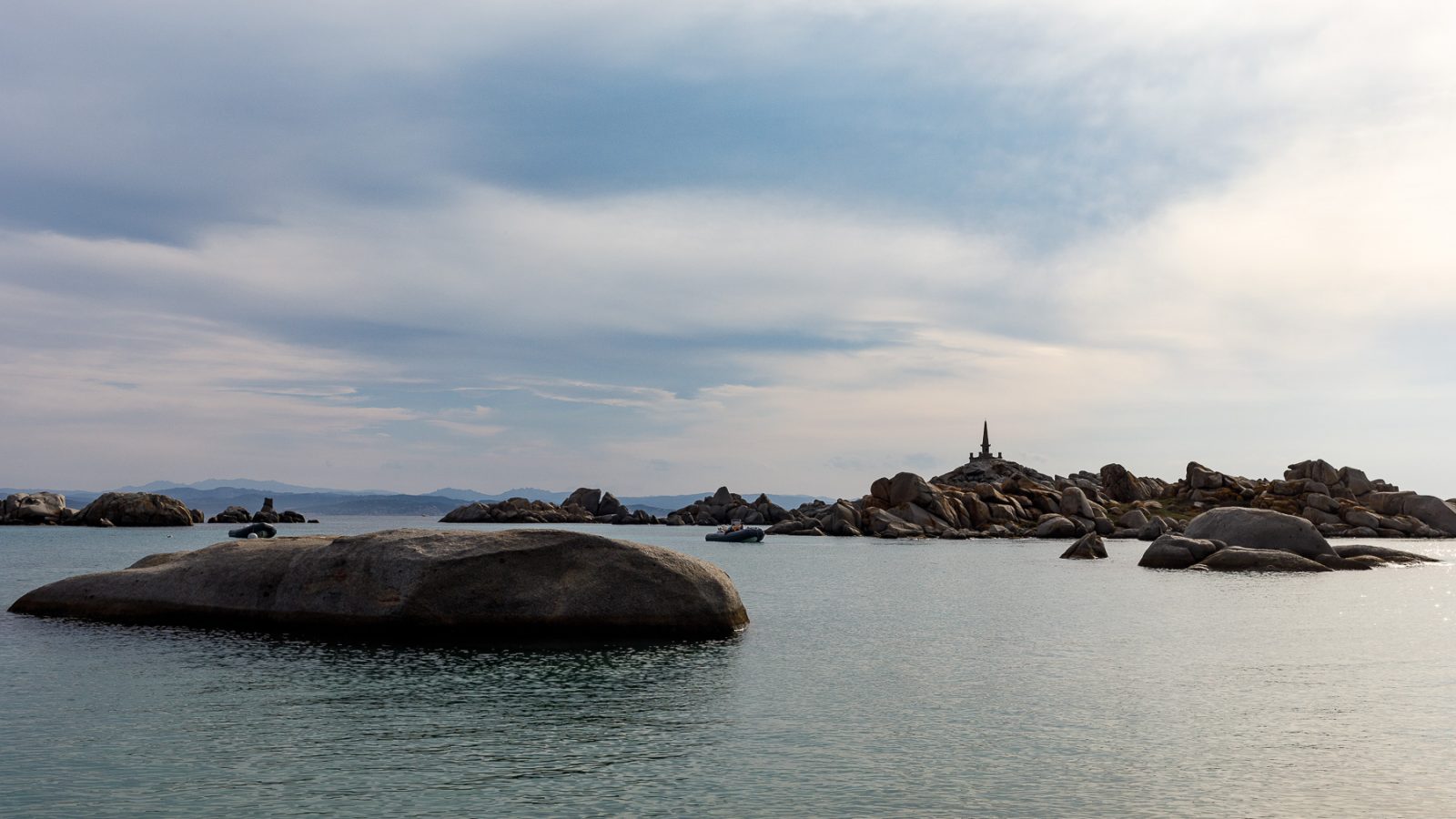 Les îles Lavezzi - Plage de la Cala di u Lioni et le monument du naufrapge de la Sémillante