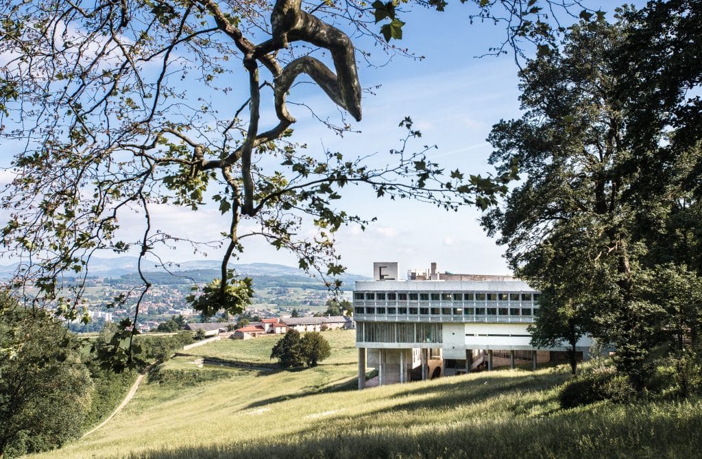 Bâtiment moderne dans un paysage verdoyant.