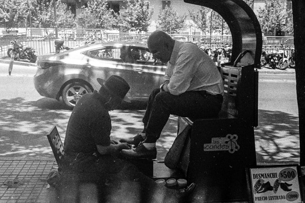 santiago chili manifestation 01 costanera center cireur de chaussures rollei35 s 2019 11 08 photo18 1