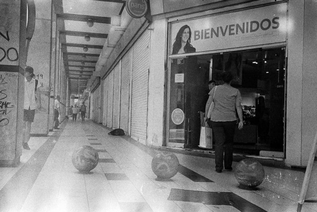 santiago chili manifestation 05 avenue provicencia facade de magasin protegees rollei35 s 2019 11 08 photo32 5