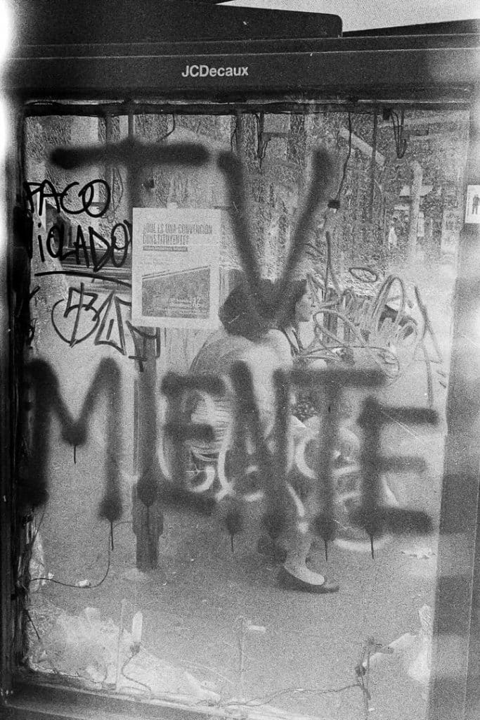 santiago chili manifestation 09 arret de bus tv miente decaux rollei35 s 2019 11 08 photo24 2