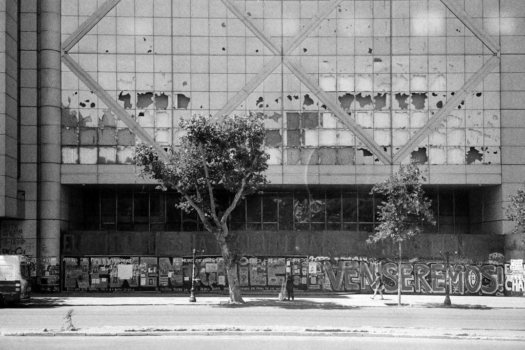 santiago chili manifestation 12 plaza baquedano facade detruite rollei35 s 2019 11 08 photo30 3