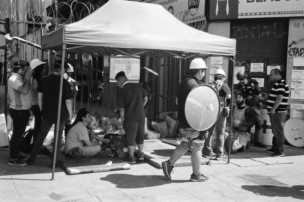 santiago chili manifestation 18 plaza baquedano tente des premiers soins rollei35 s 2020 03 07 000095190008
