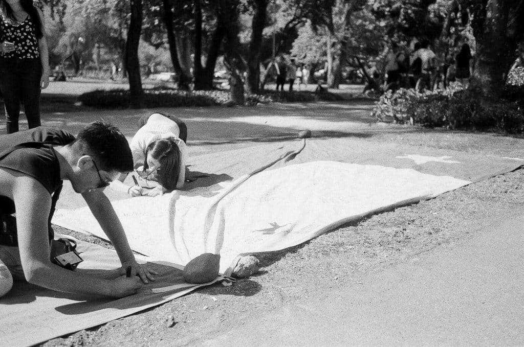 santiago chili manifestation 25 avenue provicencia signature sur le drapeau rollei35 s 2020 03 07 000095190021