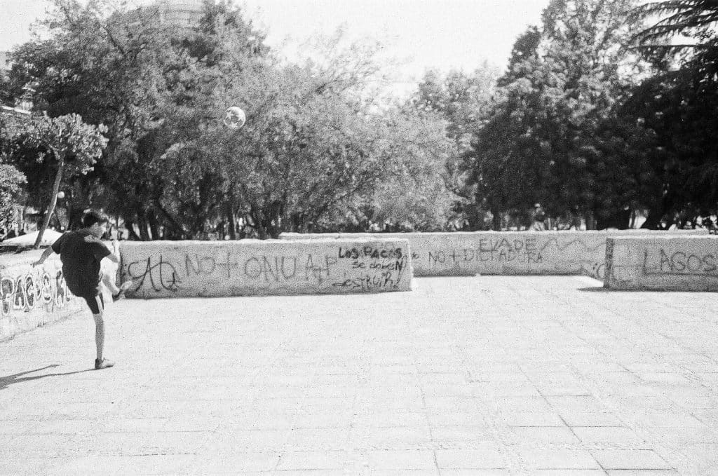santiago chili manifestation 27 avenue provicencia metro providencia joueurs de foot rollei35 s 2020 03 07 000095190024