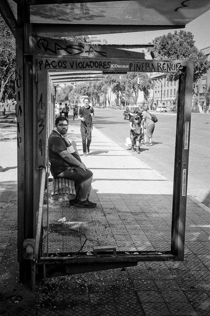 santiago chili manifestation 28 avenue provicencia decaux arret de bus detruit rollei35 s 2020 03 07 000095190020