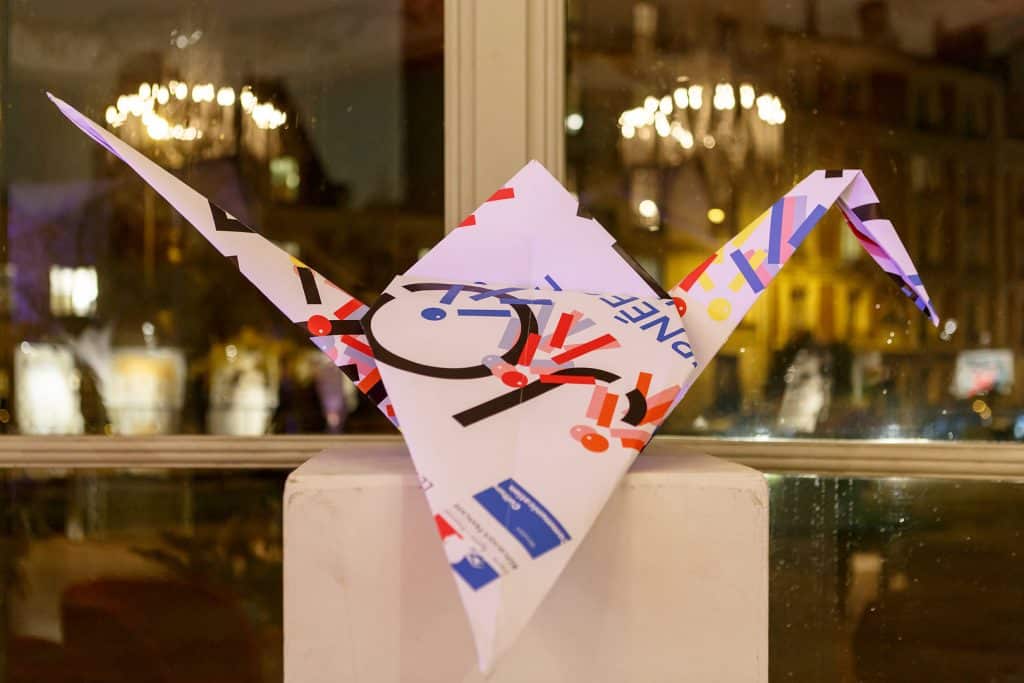 je plie un oiseau pour la paix m3 0148