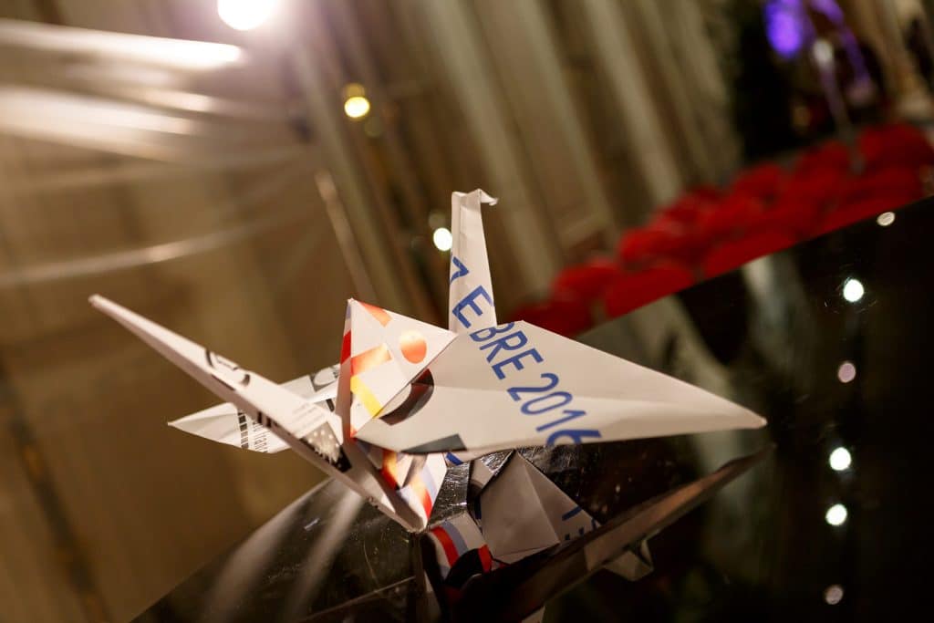 je plie un oiseau pour la paix m3 0205