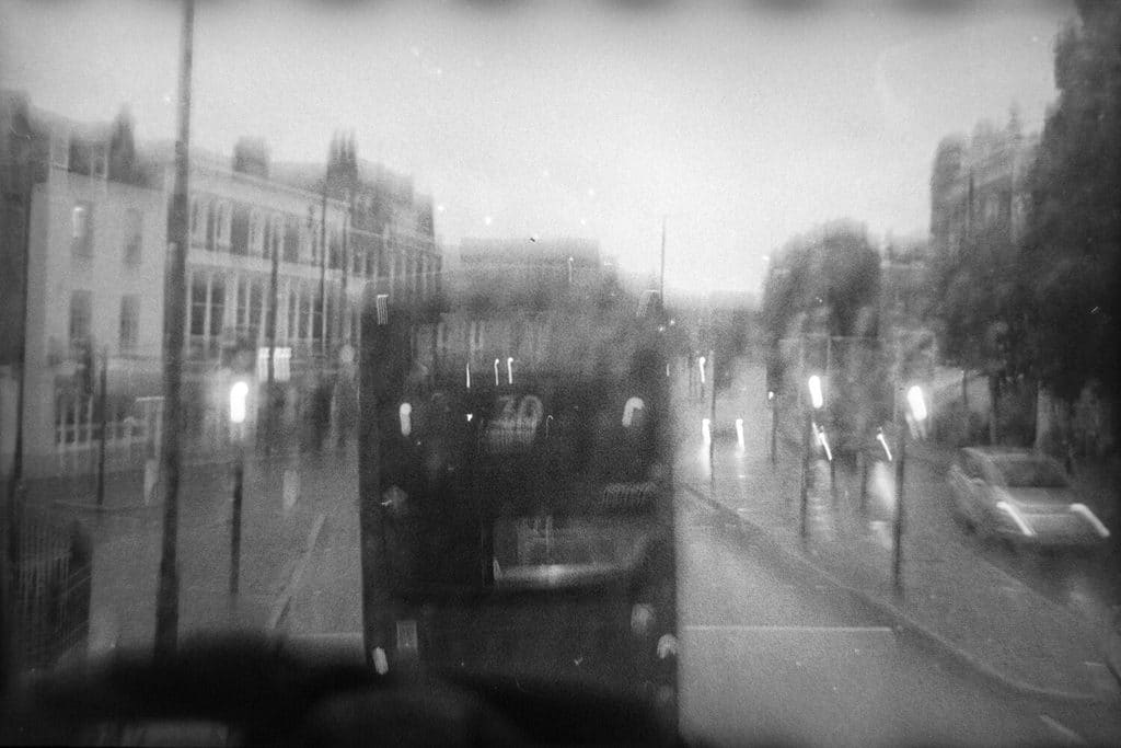 Vue d'un bus de nuit sous la pluie depuis un bus à impérial