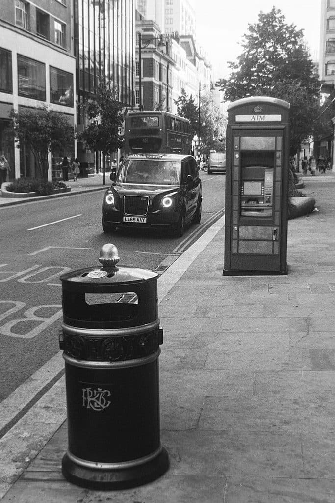 Les symboles de Londres: taxi , telephone box et bus à impériale