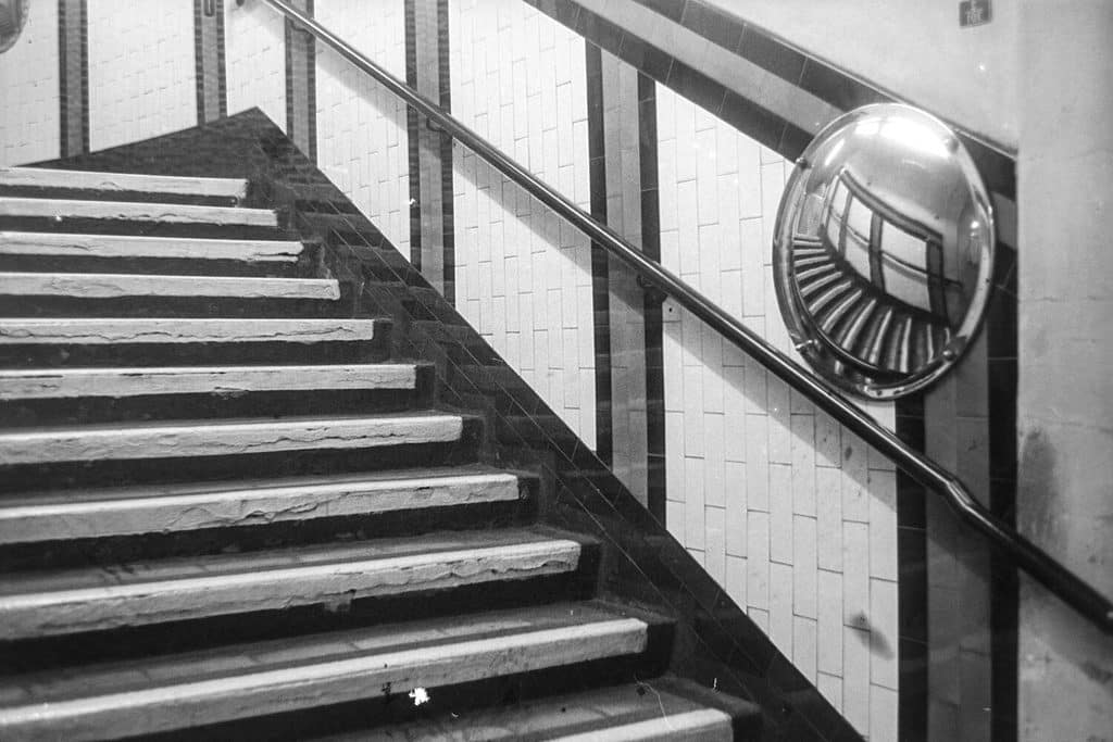 Miroirs, escaliers et carrelage de la station Highbury de la Victoria Line