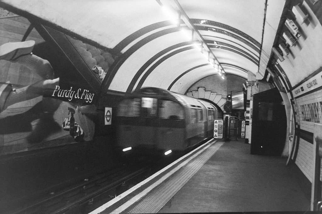 Métro qui entre dans la station Highbury de la Victoria Line