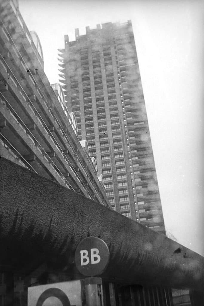 Ensemble architectural brutaliste au coeur de Londres et sa tour