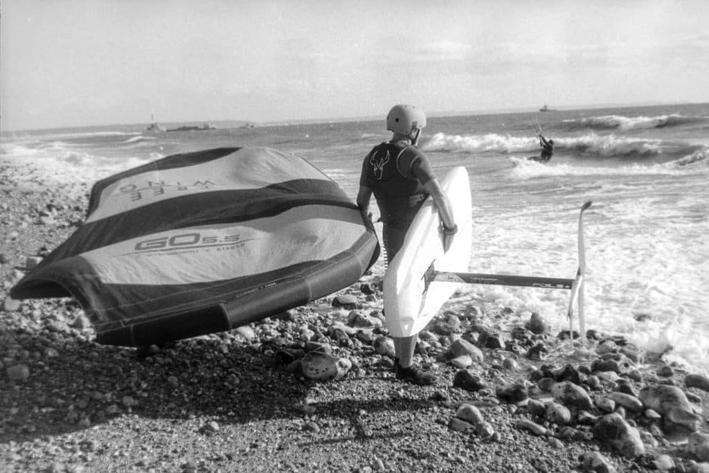 Kite Surfeur inspecte la mer au bord de la plage du Havre avec son matériel en main