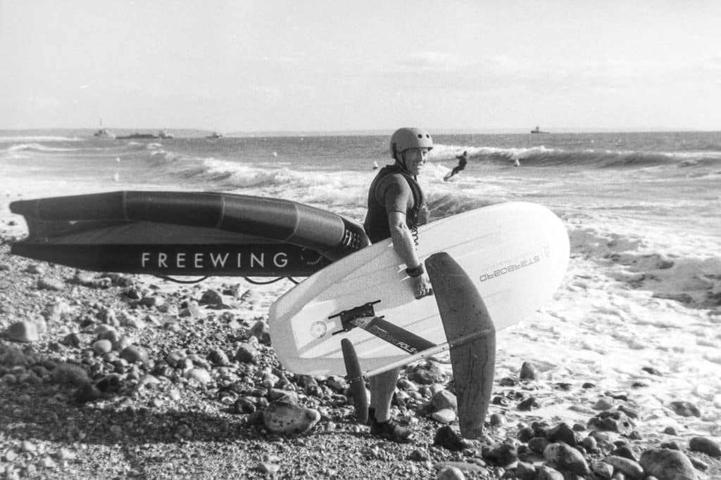 Kite Surfeur inspecte la mer et me regarde avzant de se lancer en en mer