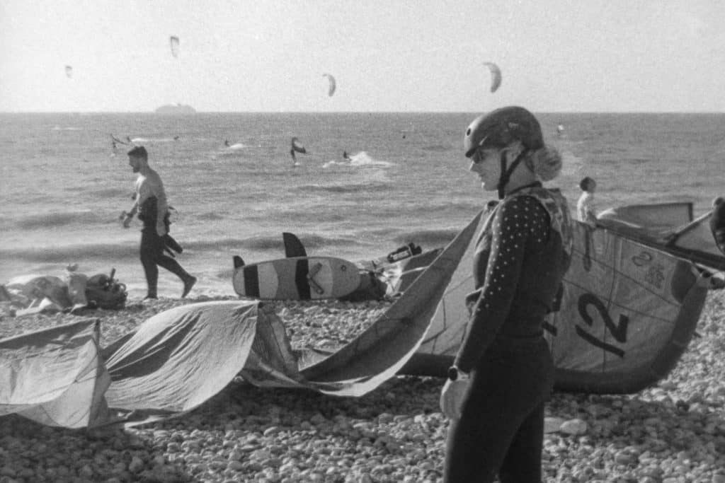 Kite Surfeuse prépare son matériel sur la plage du Havre