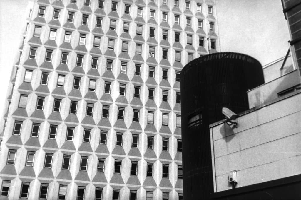 Composition graphique avec une façade d'immeuble moderne et ses fenêtres à Montpellier