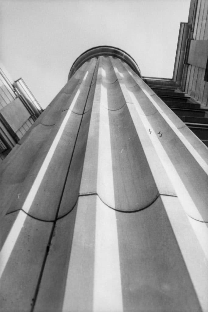 Détail d'une colonne néo_classique du quartier d'Antigone, au cœur de l'architecture de Ricardo Bofill à Montpellier.