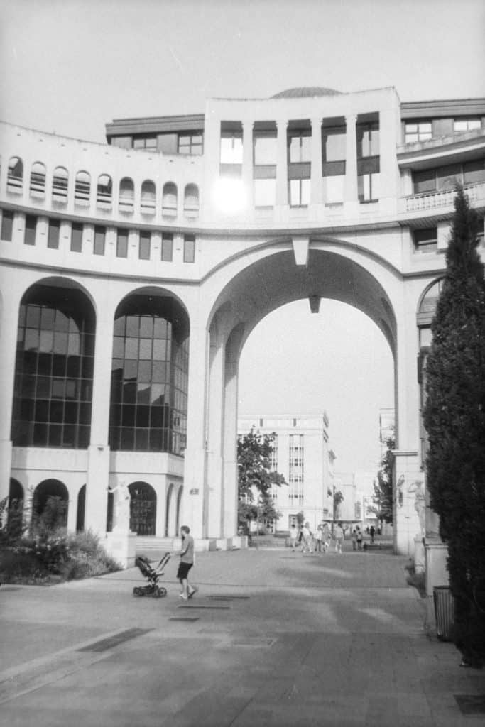 Vue large de la Façade de la Place Zeus au cœur de l'architecture néo-classique de Ricardo Bofill à Montpellier.