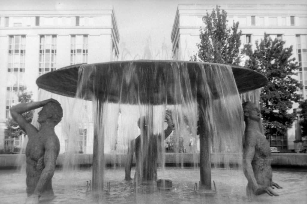 Détail de la Fontaine aux bustes d'éphèbes sur la place de Thessalie, au cœur de l'architecture néo-classique de Ricardo Bofill à Montpellier."