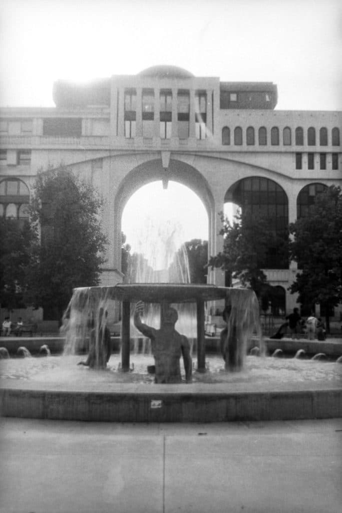 Fontaine aux bustes d'éphèbes sur la place de Thessalie, au cœur de l'architecture néo-classique de Ricardo Bofill à Montpellier
