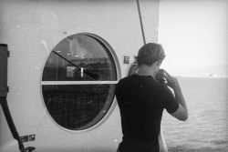 Un passager prend une photo à bord du Commodore Clipper Un passager prend une photo à bord du Commodore Clipper